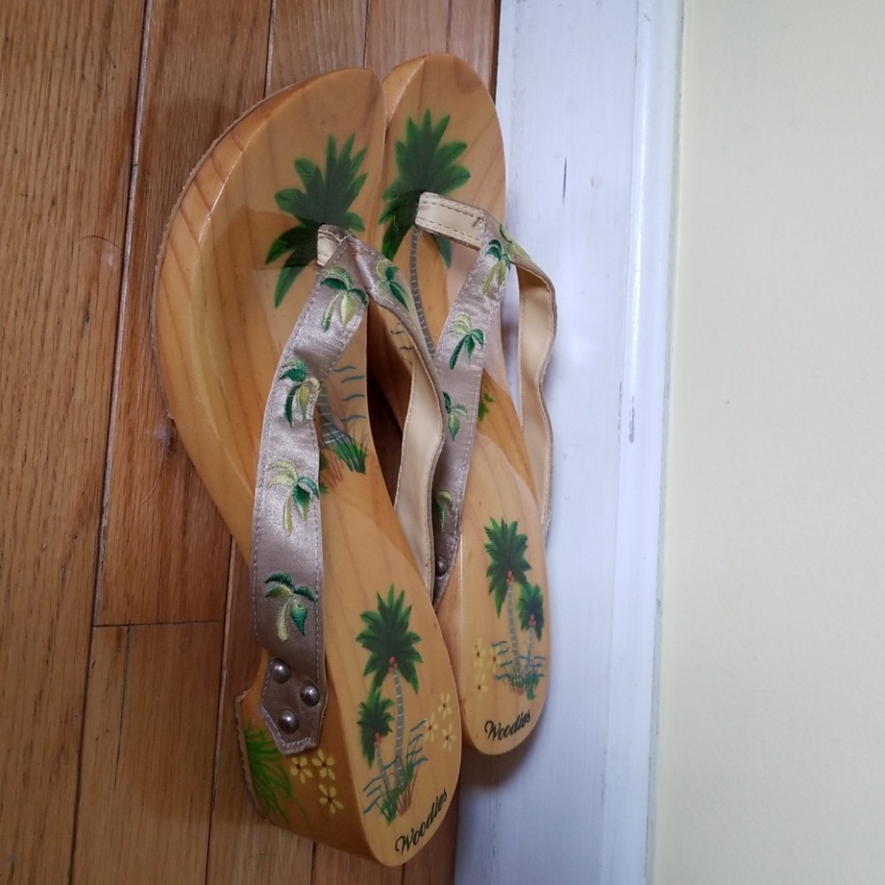 Like NEW Woodies flip flops. - Picture 2 of 4